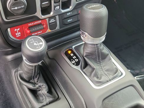 Certified 2025 Jeep Gladiator Sport image 29