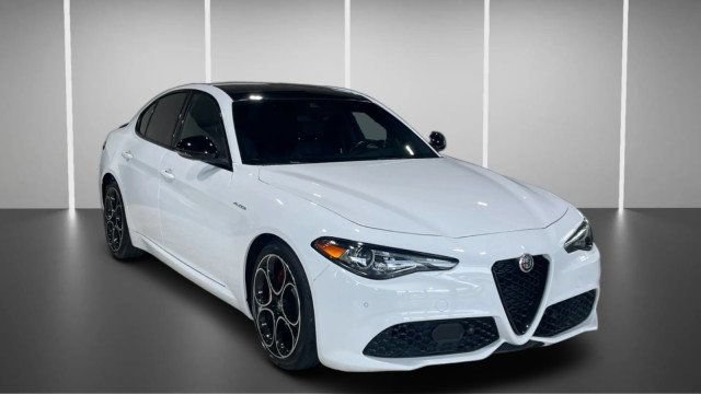 Used 2023 Alfa Romeo Giulia Veloce RWD image 2