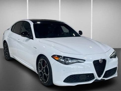 Used 2023 Alfa Romeo Giulia Veloce RWD image 2
