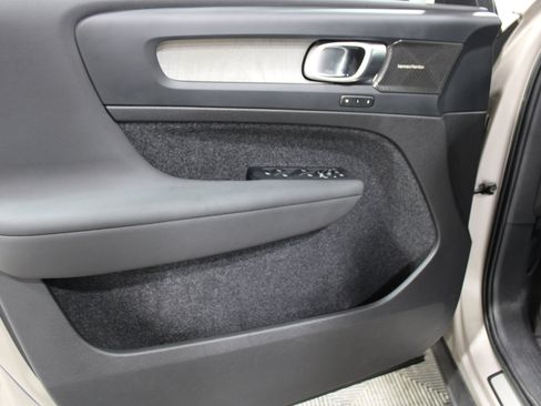 Used 2023 Volvo XC40 B4 Ultimate FWD image 6