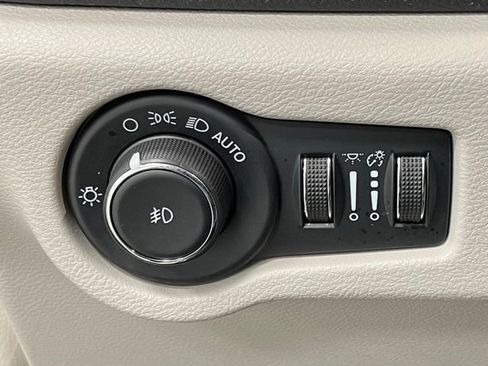Used 2023 Chrysler Pacifica Limited FWD image 29