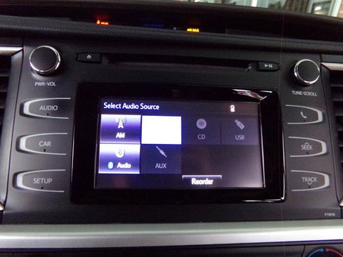 Used 2019 Toyota Highlander LE AWD/4WD image 32