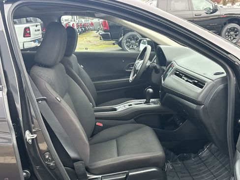 Used 2018 Honda HR-V EX image 9