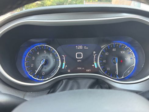 Used 2024 Chrysler Pacifica Touring-L FWD image 25