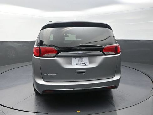 Used 2017 Chrysler Pacifica Touring-L FWD image 8