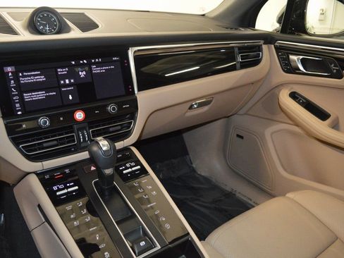 Certified 2025 Porsche Macan AWD/4WD image 25