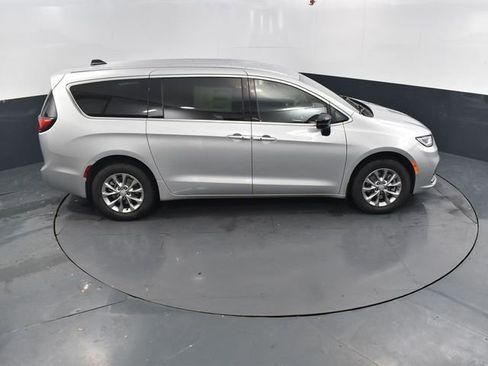 New 2026 Chrysler Pacifica Select image 46