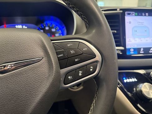 Used 2023 Chrysler Pacifica Touring-L FWD image 15