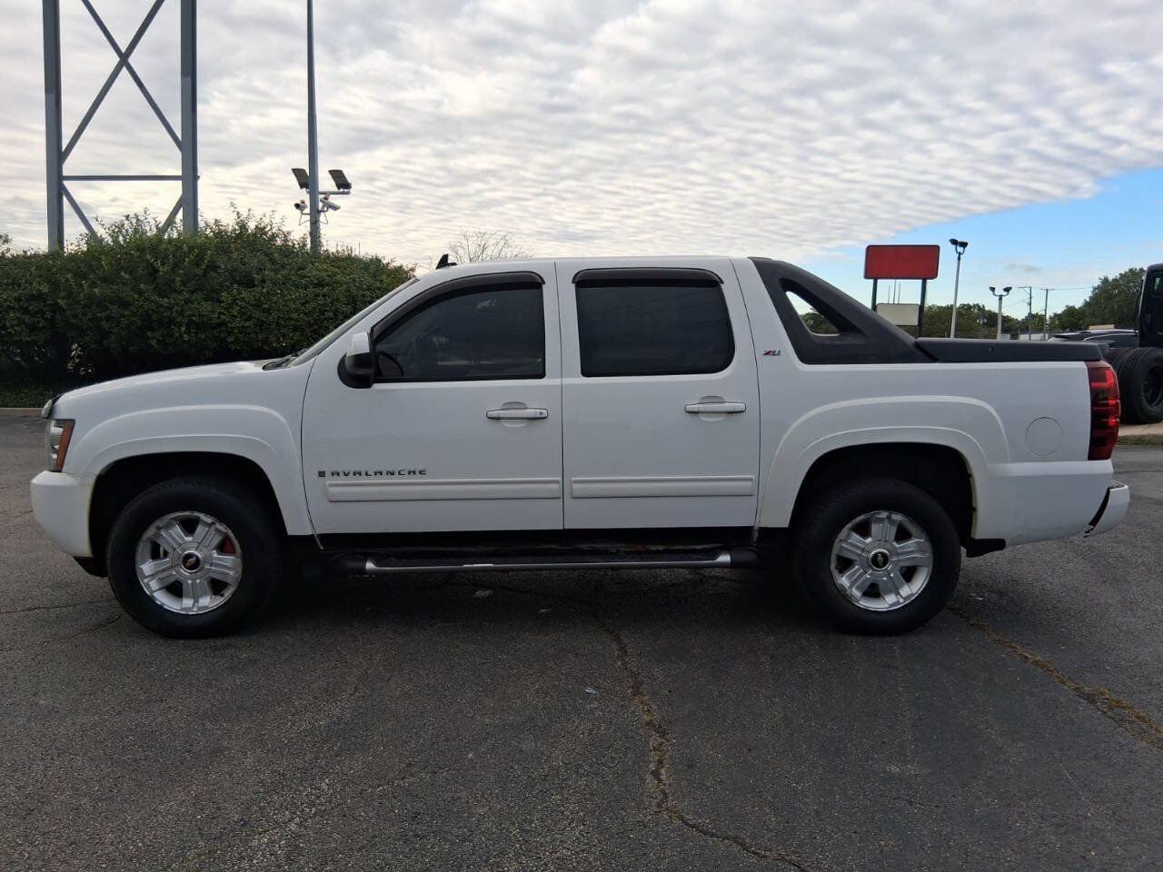 Used 2009 Chevrolet Avalanche LT w/ Luxury Package AWD/4WD image 5