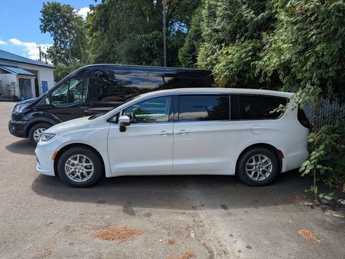 Used 2023 Chrysler Pacifica Touring-L FWD image 2