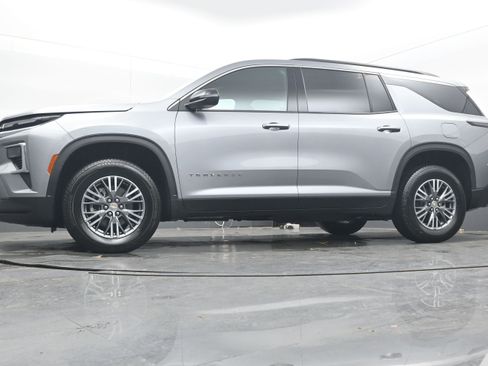 Used 2025 Chevrolet Traverse LT image 14