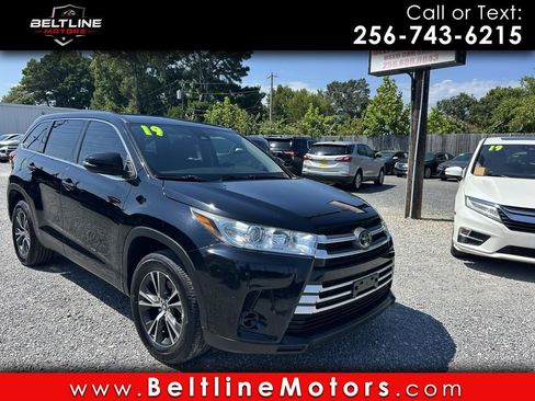 Used 2019 Toyota Highlander LE FWD image 1