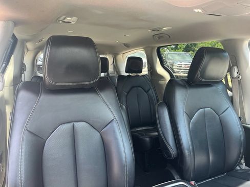 Used 2024 Chrysler Pacifica Touring-L FWD image 42