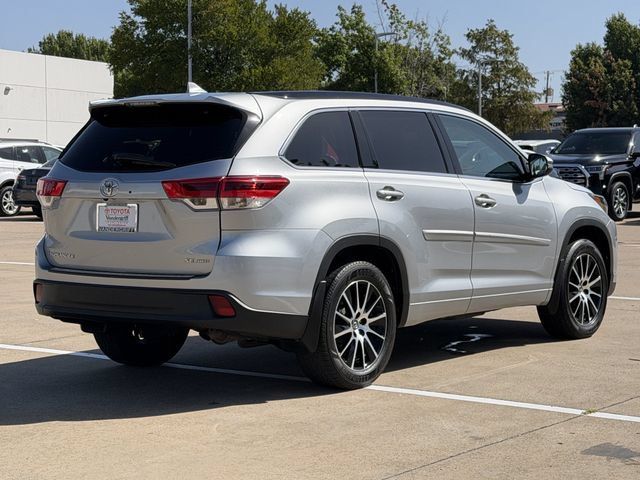Used 2017 Toyota Highlander SE AWD/4WD image 4