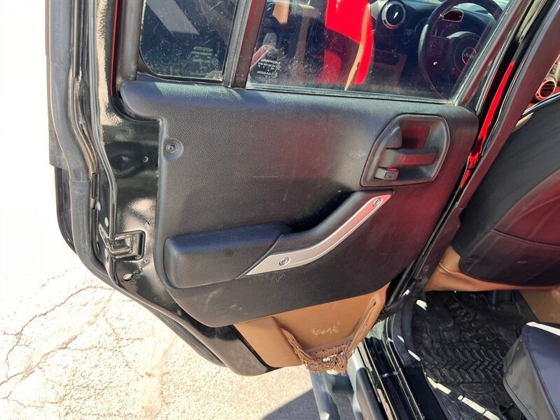 Used 2012 Jeep Wrangler Unlimited Rubicon w/ Connectivity Group AWD/4WD image 18