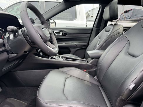 Used 2025 Jeep Compass Limited w/ Sun & Sound Group AWD/4WD image 13