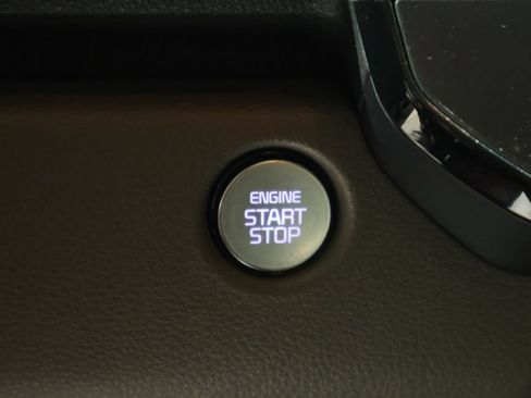 Used 2025 Kia Carnival FWD image 23