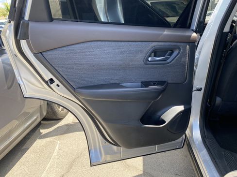 Used 2022 Nissan Rogue SV FWD image 17