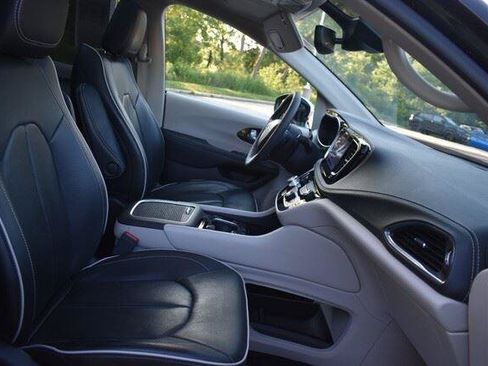 Used 2023 Chrysler Pacifica Limited AWD/4WD image 16