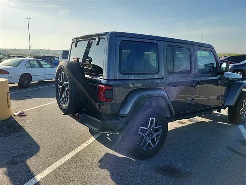 Used 2025 Jeep Wrangler Unlimited Sahara AWD/4WD image 9