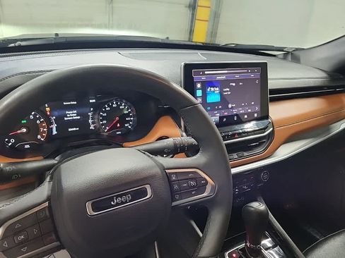 Used 2024 Jeep Compass Limited image 3