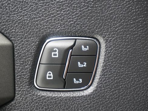 Used 2022 Ford F250 Platinum w/ Tremor Off-Road Package AWD/4WD image 18