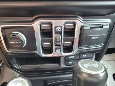 Used 2021 Jeep Wrangler Unlimited Sahara AWD/4WD image 32