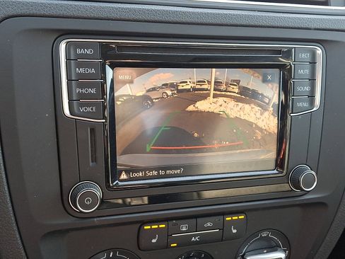 Used 2017 Volkswagen Jetta SE image 18