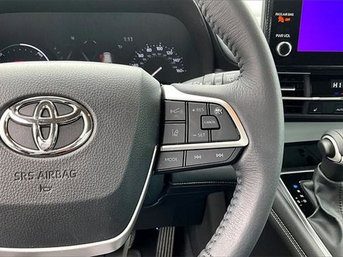 Used 2025 Toyota Sienna XLE image 11