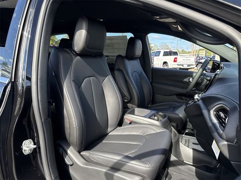 New 2026 Chrysler Pacifica Select image 26