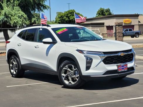 Used 2025 Chevrolet Trax LT w/ LT Convenience Package FWD image 2
