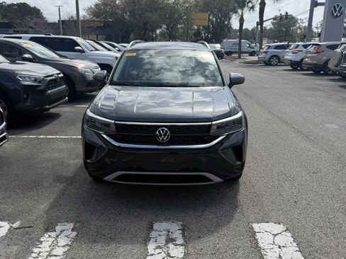 Certified 2023 Volkswagen Taos SE image 4
