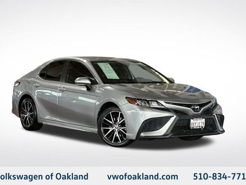Used 2022 Toyota Camry SE FWD image 1