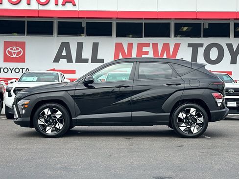 Used 2025 Hyundai Kona SEL FWD image 2