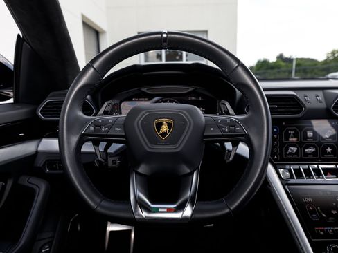 Used 2022 Lamborghini Urus AWD/4WD image 36