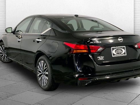 Used 2025 Nissan Altima 2.5 SV FWD image 11
