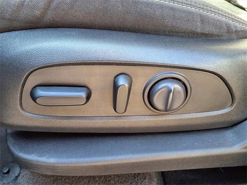 Used 2020 Chevrolet Equinox LT w/ Driver Convenience Package image 17