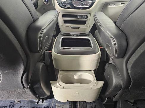 Used 2024 Chrysler Pacifica Touring-L image 45