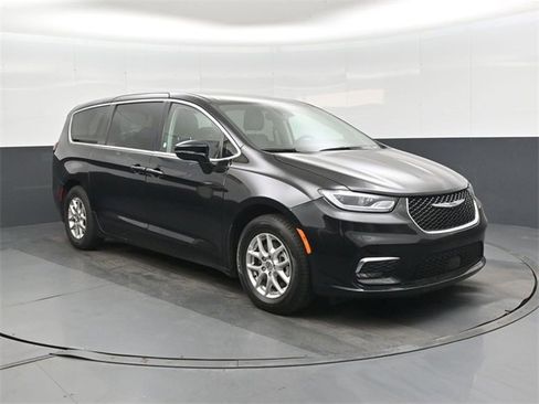 Used 2024 Chrysler Pacifica Touring-L image 1
