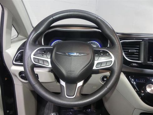 Used 2018 Chrysler Pacifica LX image 27