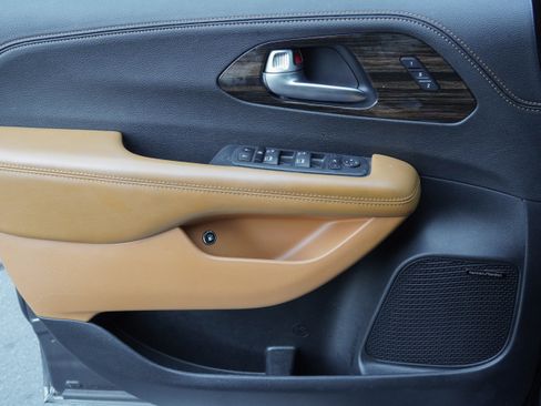 Used 2023 Chrysler Pacifica Pinnacle FWD image 31