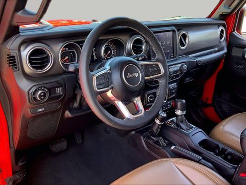 Used 2023 Jeep Gladiator Rubicon w/ Cold Weather Group AWD/4WD image 18