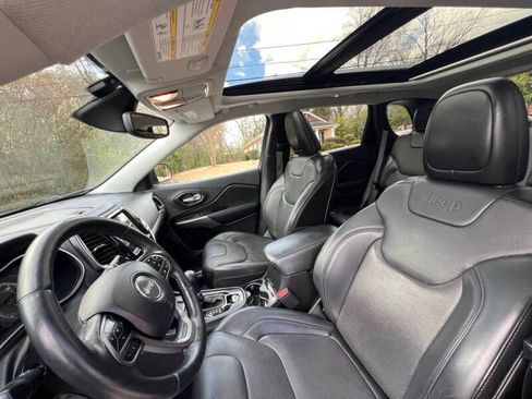 Used 2019 Jeep Cherokee Limited w/ Luxury Group FWD image 10