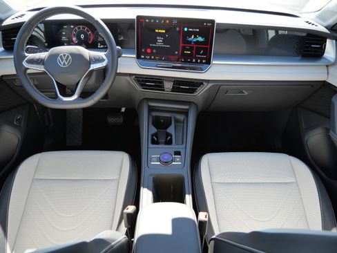 Certified 2025 Volkswagen Tiguan SE image 10