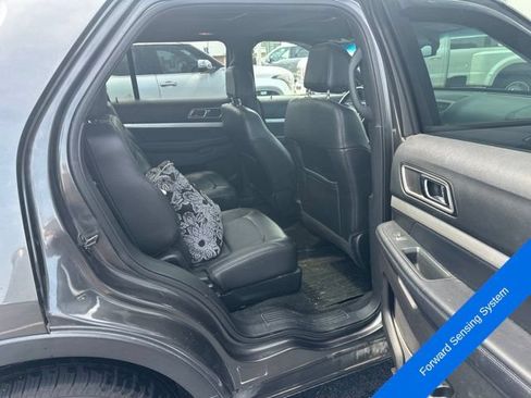 Used 2017 Ford Explorer XLT w/ Equipment Group 202A AWD/4WD image 12