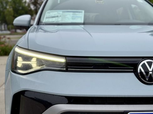 New 2025 Volkswagen Taos SE image 3