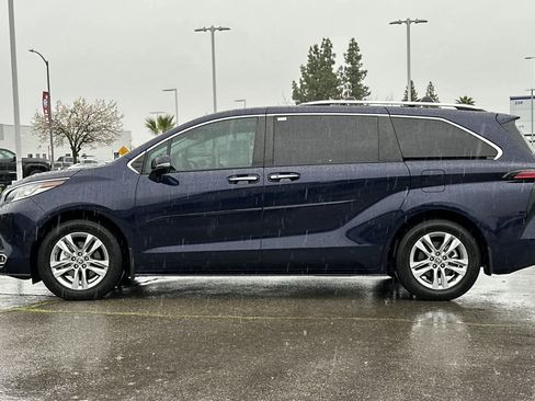 Used 2022 Toyota Sienna Limited image 9