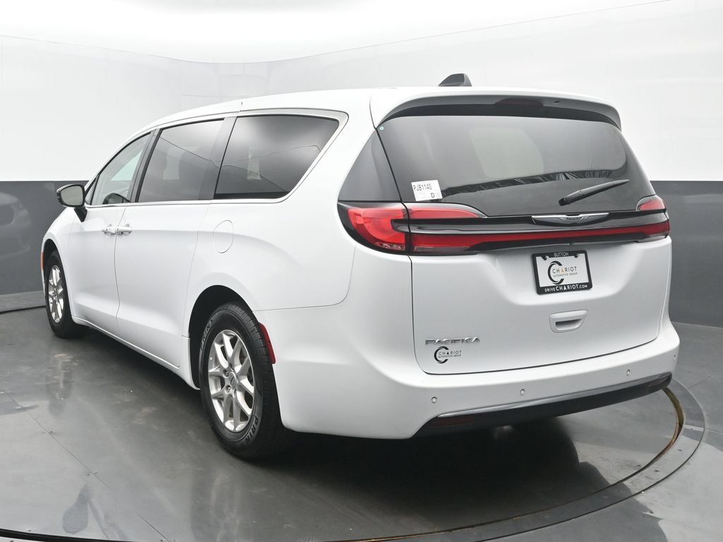 Used 2024 Chrysler Pacifica Touring-L FWD image 4