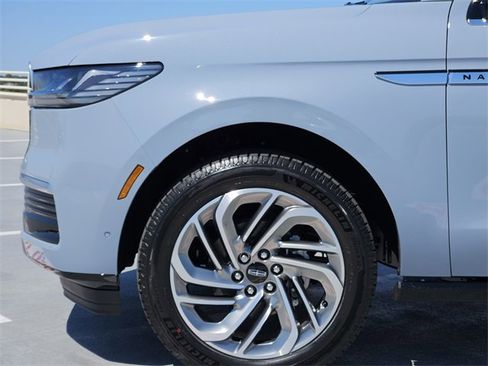 New 2025 Lincoln Navigator Reserve image 9