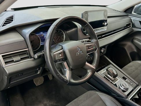 Used 2024 Mitsubishi Outlander SE image 18